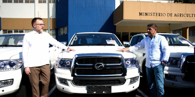Los Estados Unidos dona ocho camionetas al Ministerio de Agricultura