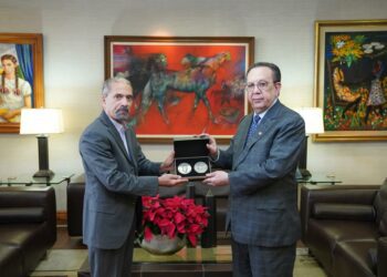 Efemérides Patrias reconoce con símbolos al gobernador del Banco Central