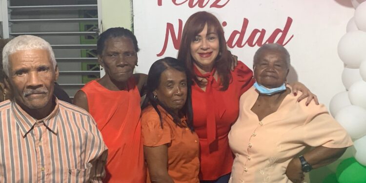 Fundación entrega canastas navideñas a envejecientes de El Seibo