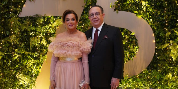 Valdez Albizu y su esposa ofrecieron cena de gala a miembros de la Junta Monetaria