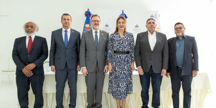 Cultura recibe de la Embajada USA 21 piezas taínas incautadas por el FBI