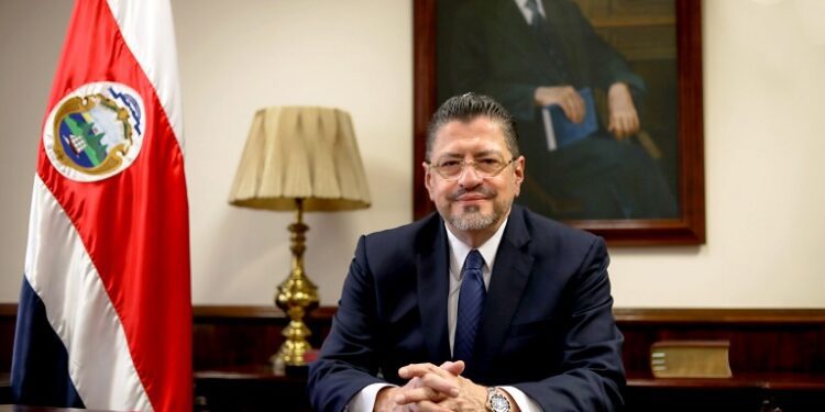 Presidente de Costa Rica propone oferta turística complementaria con RD y Panamá