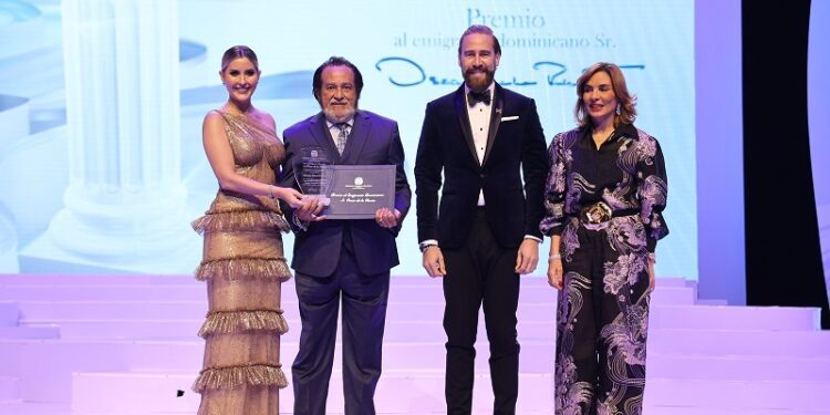 Este es el ganador del Premio al Emigrante Dominicano  Oscar de la Renta