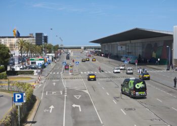 Oportunidad o plan: 28 migrantes escapan en Barcelona tras aterrizaje de un avión durante un supuesto parto 