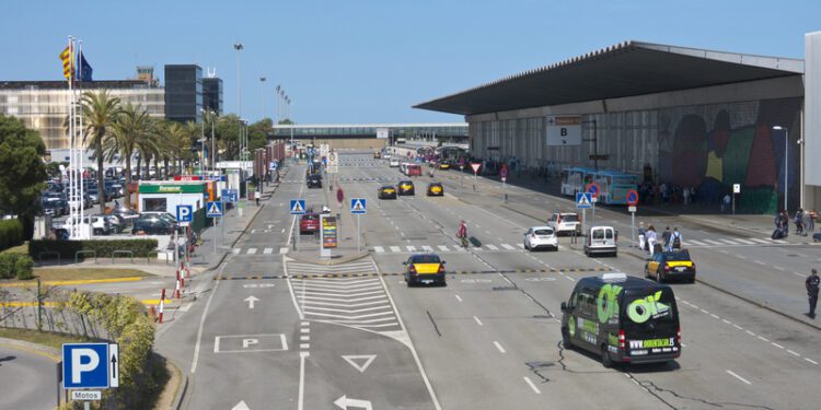 Oportunidad o plan: 28 migrantes escapan en Barcelona tras aterrizaje de un avión durante un supuesto parto