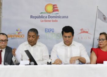 Ministro de Turismo firma acuerdo con Clúster Santiago Destino Turístico