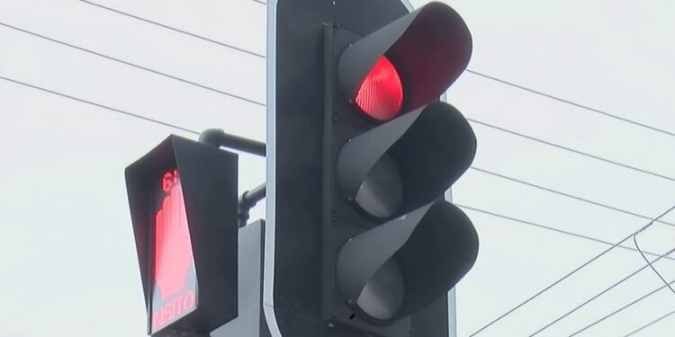 Anuncian instalación de red de semáforos inteligentes para el 2023