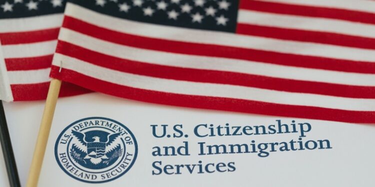 USCIS propone aumentar precios trámites de inmigración en EUA