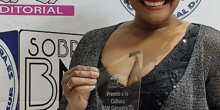 Periodista y escritora dominicana recibe premio en España