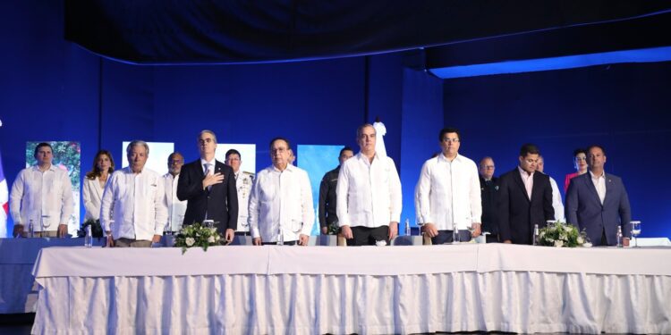 Abinader anuncia “palazos” de primeros hoteles en Pedernales