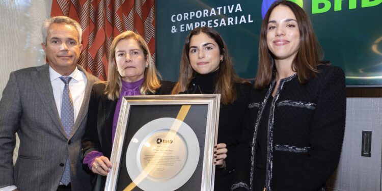 Banco BHD rinde homenaje a empresario español de la industria turística