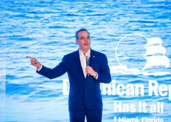 Abinader habla ante representantes del sector turístico en Miami