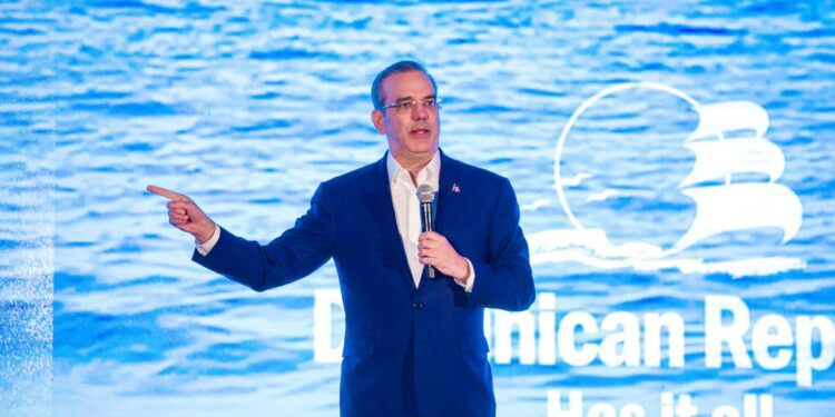 Abinader habla ante representantes del sector turístico en Miami