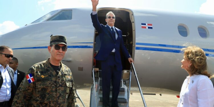 Abinader viaja a Miami y se reunirá con representantes del sector turístico