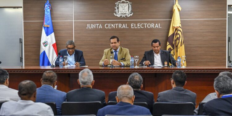 Funcionarios de la JCE se reúnen con delegados partidos políticos