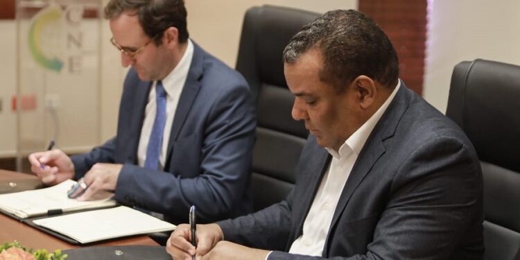 Gobierno concesiona dos nuevos parque fotovoltaicos en Azua