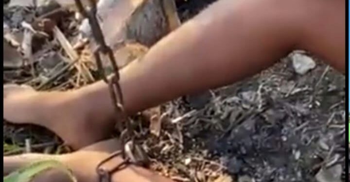 Rescatan niña de 10 años dejada amarrada en matorrales por su madre.