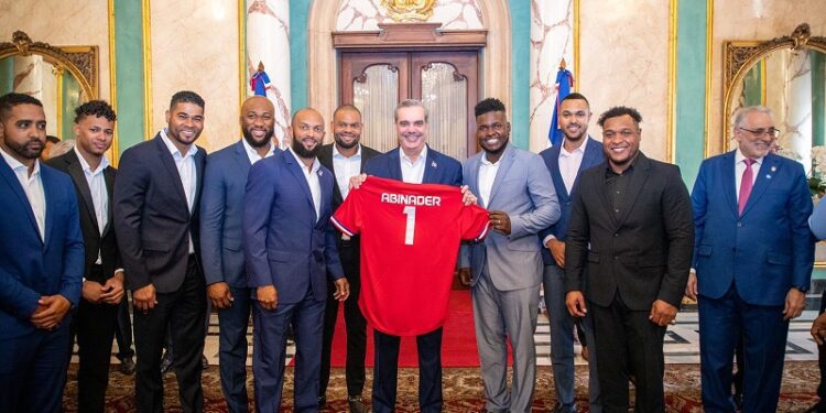 Abinader augura exitos a los Tigres del Licey tras recibirlo en el Palacio