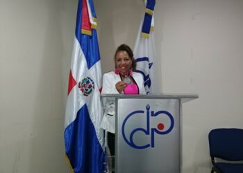 Periodista dominicana denuncia maltrato durante acto al que asistió Abinader en Miami