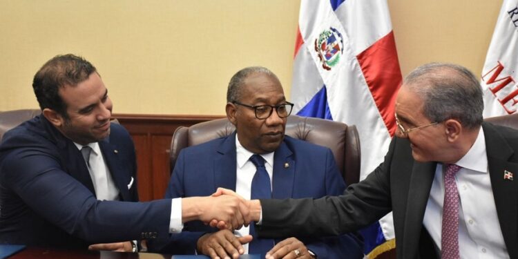 Becas: MESCYT suscribe convenio con UASD, UTESA e ISA