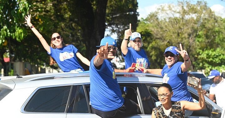 La caravana azul del triunfo liceísta