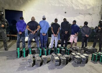 Apresan a siete con 242 paquetes de presunta cocaína en Boca Chica