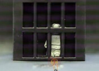 Un robot se licúa para atravesar barrotes como en Terminator 2