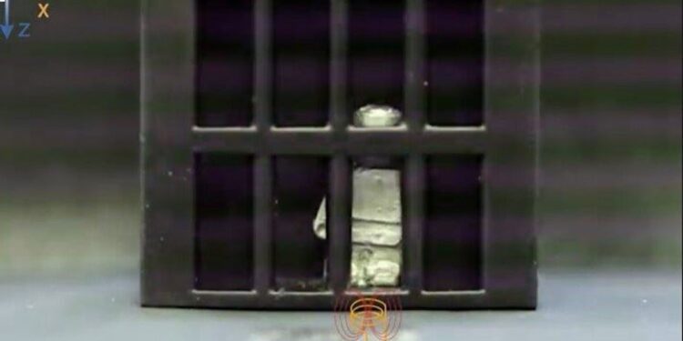 Un robot se licúa para atravesar barrotes como en Terminator 2