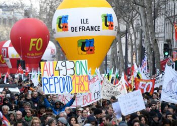 Masiva protesta en París por la reforma de las pensiones