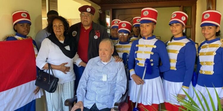 López Rodríguez rompe en llanto al recibir reconocimiento