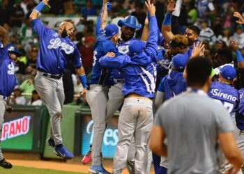 Licey vence 8-3 a Estrellas y empata la serie final