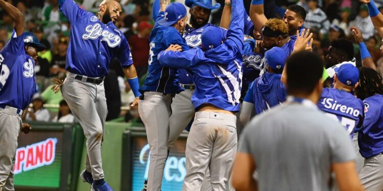 Licey vence 8-3 a Estrellas y empata la serie final