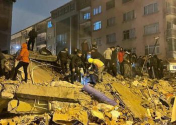 Turquía y Siria registran más de 1,300 muertos por terremotos 