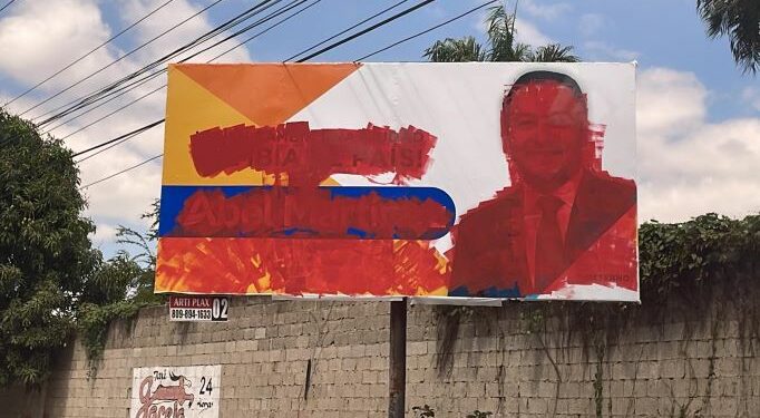 PLD reporta destruccion vallas con la imagen de Abel Martínez