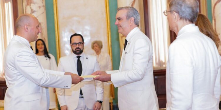 Presidente Abinader recibe cartas credenciales de siete nuevos embajadores