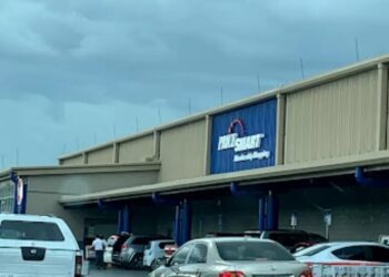 Sacan clientes y cierran sucursal de PriceSmart de la Charles Summer