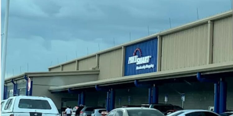 Sacan clientes y cierran sucursal de PriceSmart de la Charles Summer