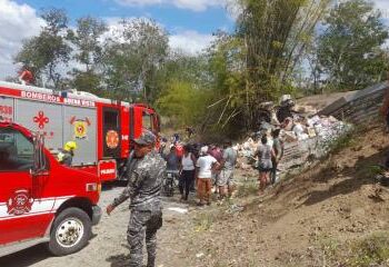 Accidente múltiple en la carretera Jarabacoa-La Vega con al menos dos muertos y seis heridos
