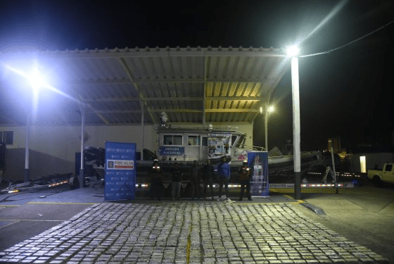 Armada de Colombia detiene a tres dominicanos con una tonelada de cocaína