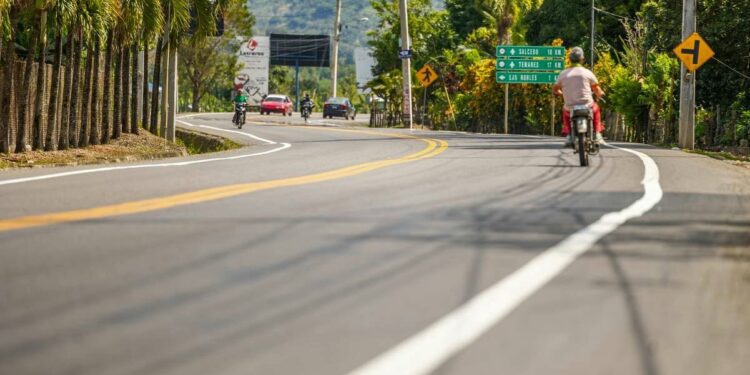 Abinader inaugura carreteras, 120 apartamentos en Santiago y Moca por más de 2, 530 millones.