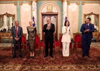 Gobierno condecora a dos destacados artistas dominicanos 