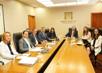 Gobernador BCRD Valdez Albizu se reúne directora de la OTA