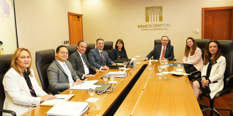 Gobernador BCRD Valdez Albizu se reúne directora de la OTA