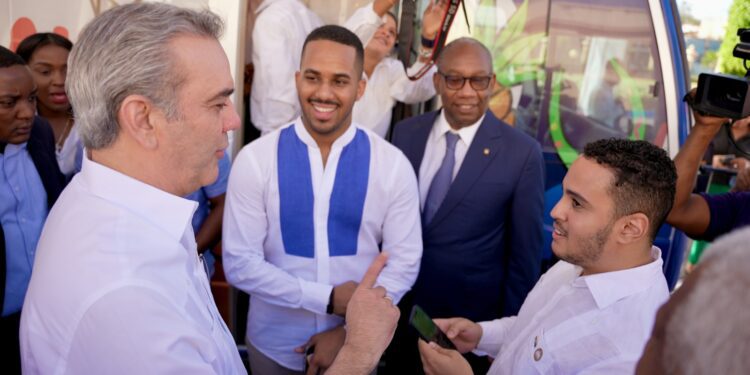 Gobierno entrega 50 autobuses para Asociaciones Estudiante