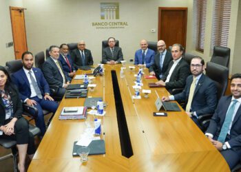 Valdez Albizu se reúne con ejecutivos de JPMorgan