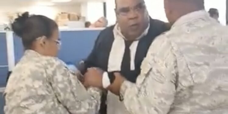 Circula video en que agentes intentan arrestar y esposar al abogado Babado Torres