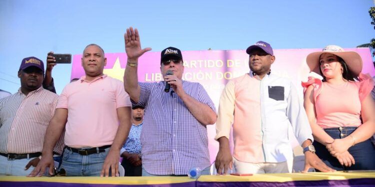 PLD juramenta a decenas de miembros del PRM y del PRD en la Caleta
