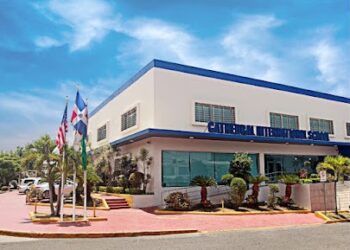 Más de 200 padres se quejan por aumento de tarifa escolar en colegio de SDE