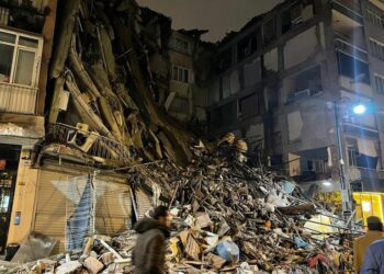 Turquía y Siria registran más de 1,300 muertos por terremotos 