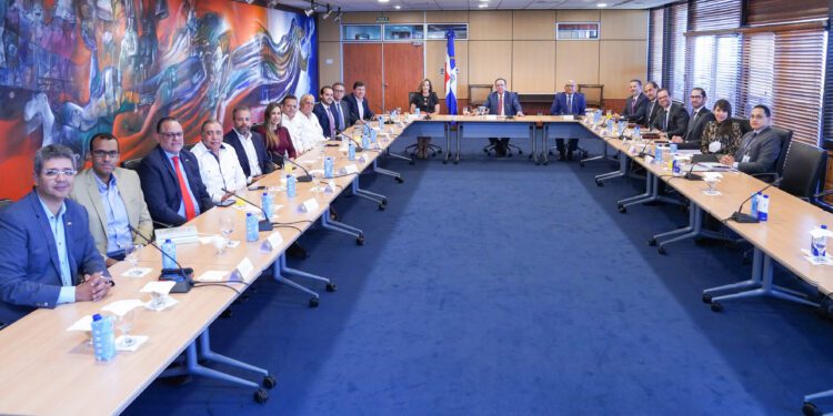 Valdez Albizu y sector construcción analizan el uso RD$21,424.4 millones del encaje legal 